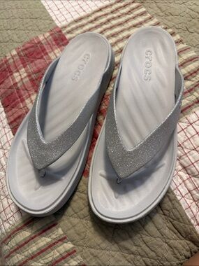 Crocs Women’s Silver Glitter Capri V Flip Sandals NEW WITHOUT TAGS